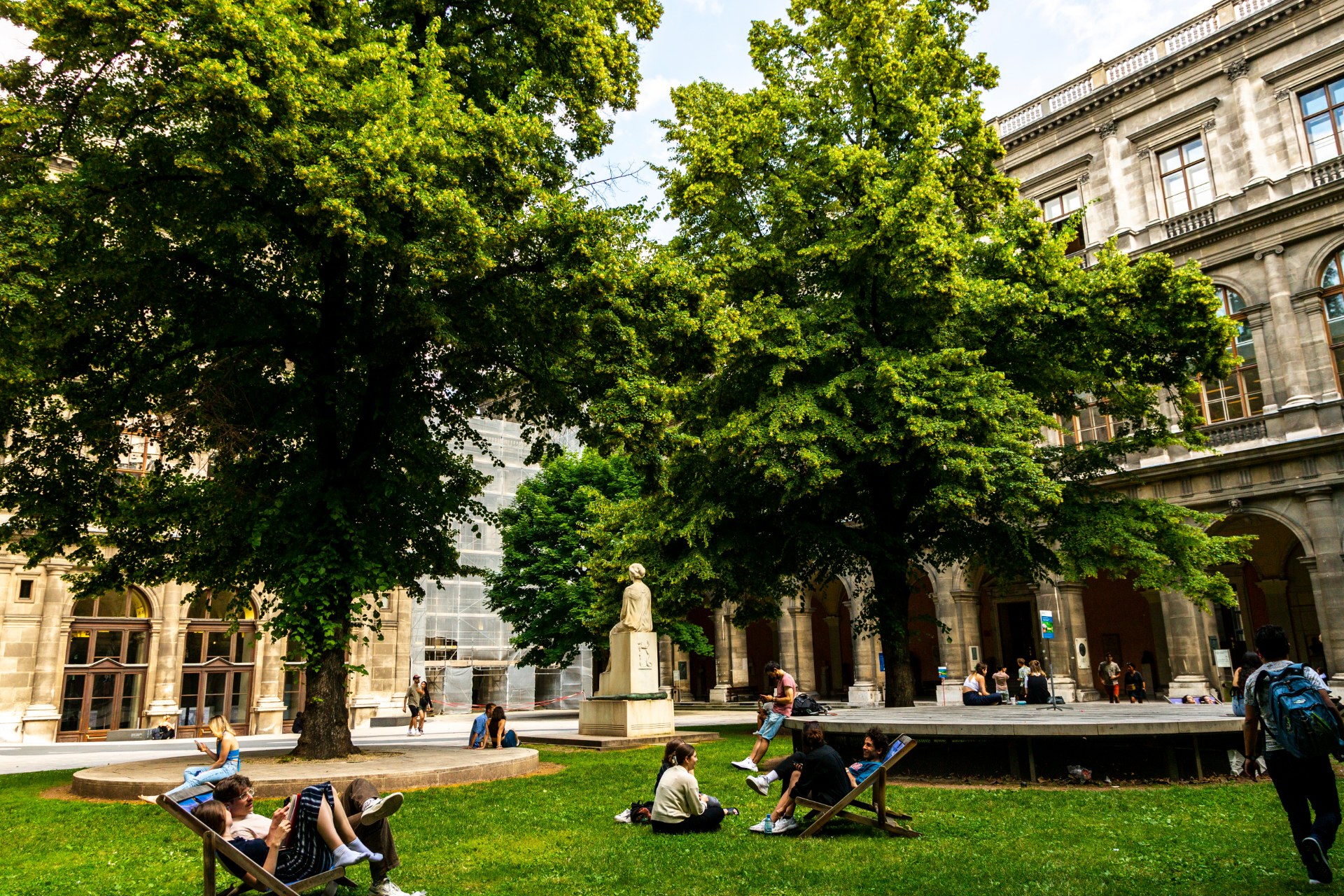 Students relaxing in the arcaded courtyard of the University of Vienna